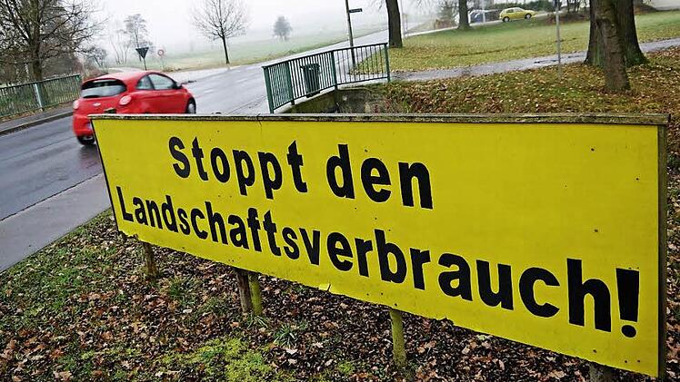 Derzeit liegen erst 371 Unterschriften gegen den geplanten neuen Verkehrslandeplatz bei Neida vor. Benötigt werden aber 4300 Unterschriften. Foto: Berthold Köhler