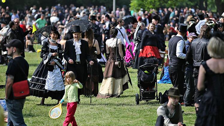 In knappen Outfits, opulenten Kleidern und kreativen Verkleidungen präsentieren sich die Teilnehmer des Wave-Gotik-Treffens in Leipzig. Foto: dpa