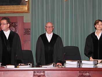 Die 1. Große Strafkammer des Landgerichts Bayreuth - hier die drei Berufsrichter Yves Döll, Vorsitzender Michael Eckstein und Susanne Vonbrunn (von links) - muss entscheiden: Stimmen die Vergewaltigungsvorwürfe oder handelt es sich um eine Verschwörung?  Foto: Stephan Tiroch
