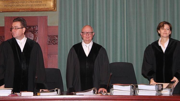 Die 1. Große Strafkammer des Landgerichts Bayreuth - hier die drei Berufsrichter Yves Döll, Vorsitzender Michael Eckstein und Susanne Vonbrunn (von links) - muss entscheiden: Stimmen die Vergewaltigungsvorwürfe oder handelt es sich um eine Verschwörung?  Foto: Stephan Tiroch