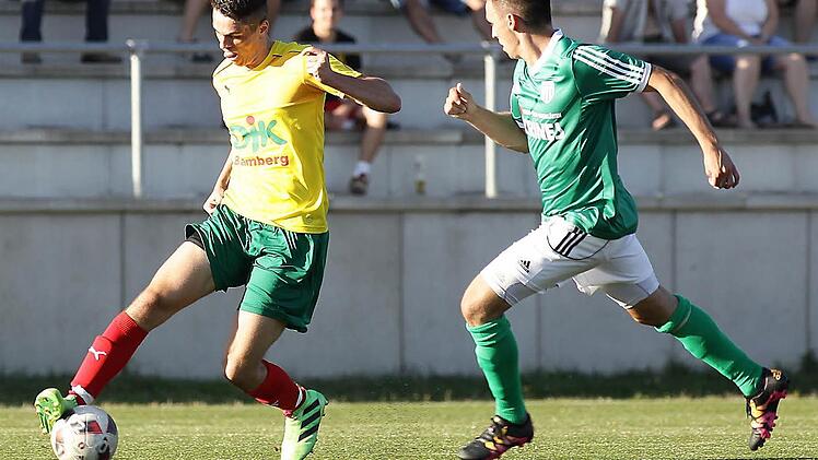 Der Bamberger Marco Schmitt (links) setzt sich gegen den Sander Danny Schlereth durch und erzielt bei dieser Aktion das 1:0.