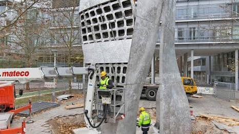 Die Libeskind-Skulptur "Wings" wird derzeit vor dem Besuchereingang des Siemens-Standorts Freyeslebenstra&szlig;e montiert. Foto: Bernhard Lott