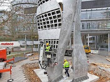 Die Libeskind-Skulptur "Wings" wird derzeit vor dem Besuchereingang des Siemens-Standorts Freyeslebenstraße montiert. Foto: Bernhard Lott