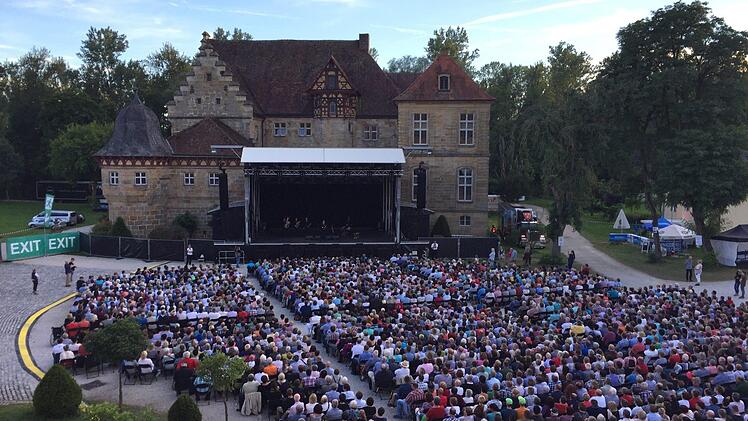 Auch die Anwohner hatten ihren Spaß am Auftritt der Altneihäuser. Foto: Fabien Föllmer