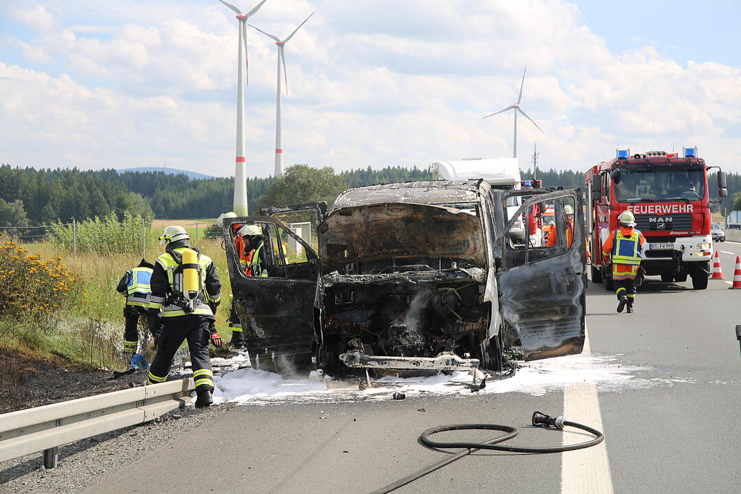 Kleintransporter brennt komplett aus:  A9 bei Münchberg komplett gesperrt