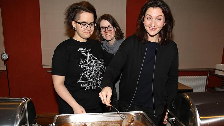 Mira, Annegret und Maren bei der Ausgabe des SauerbratensDesombre