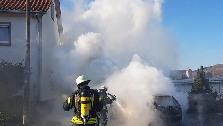 Pkw-Brand in der Karlsbergstraße. Walter Hartung