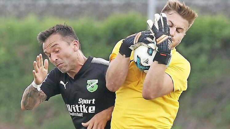 SV Dörfleins - TSV Schammelsdorf. Der Dörfleinser Routinier und Torschütze Mario Herrmannsdörfer (links) versucht es vergeblich, der Schammelsdorfer Torhüter Roman Hochhalter hat den Ball sicher. Foto: sportpress