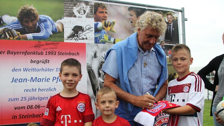 Der Welttorhüter von 1987 erfüllte Unmengen an Autogrammwünschen. Foto: Veronika Schadeck