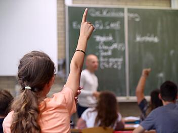 Viele von uns haben sich in der Schule mit witzigen Einf&auml;llen die Zeit um die Ohren geschlagen. Symbolbild: Daniel Karmann/dpa
