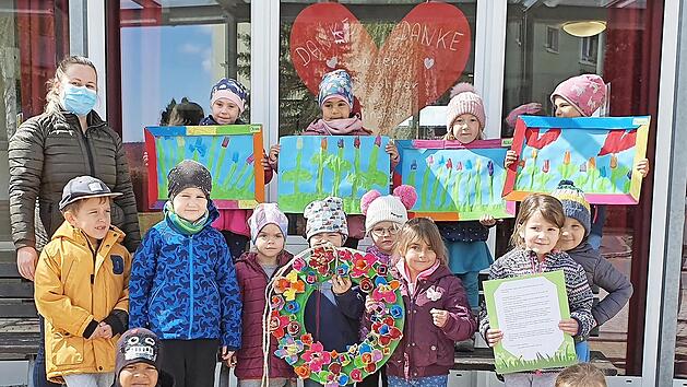 Die Kinder des Kindergartens Kreuzkirche haben den Bewohnern des Pflegeheims "Evangelisches Wohnstift" bunte Bilder als Fr&uuml;hlingsgru&szlig; gebracht.