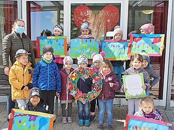 Die Kinder des Kindergartens Kreuzkirche haben den Bewohnern des Pflegeheims "Evangelisches Wohnstift" bunte Bilder als Frühlingsgruß gebracht.