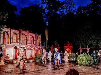 Reichlich Applaus gab es für alle Darsteller nach der erfolgirechen Premiere "Die drei Musketiere" zum Auftakt der Coburger Sommerfestspiele im Hofgarten.Foto: Jochen Berger