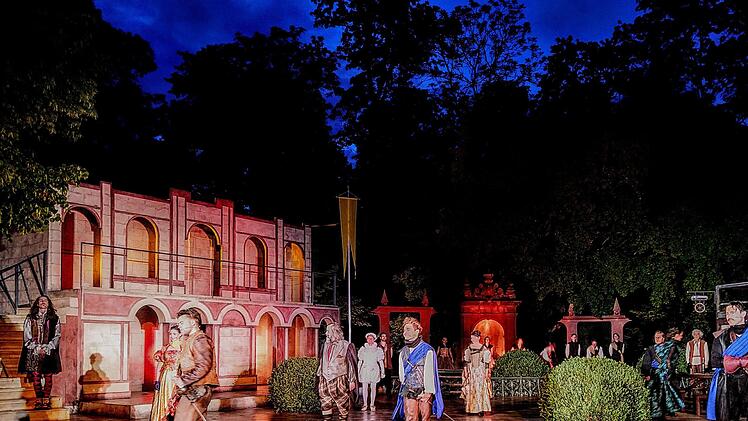 Reichlich Applaus gab es für alle Darsteller nach der erfolgirechen Premiere "Die drei Musketiere" zum Auftakt der Coburger Sommerfestspiele im Hofgarten.Foto: Jochen Berger
