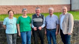 Bürgermeister Daniel Wehner (rechts) bedankte sich bei der bisherigen Führung der Wollbacher Ortsgruppe des Bauernverbandes: Ortsbäuerin Sigrid Rottenberger (2.v.l.) und Ortsobmann Karl Schneider (Mitte) sowie ihre beiden Stellvertreter Monika Schneider (links) und Benno Kessler (2.v.r.) Foto: Kathrin-Kupka Hahn