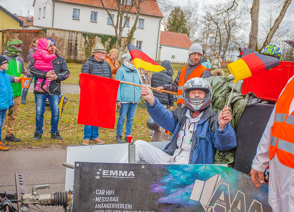 Tausende Narren und Närrinnen feierten auf der Straße