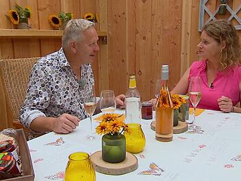 Bauer sucht Frau Hofdame Carola flirtet forsch mit Bauer Jörg.