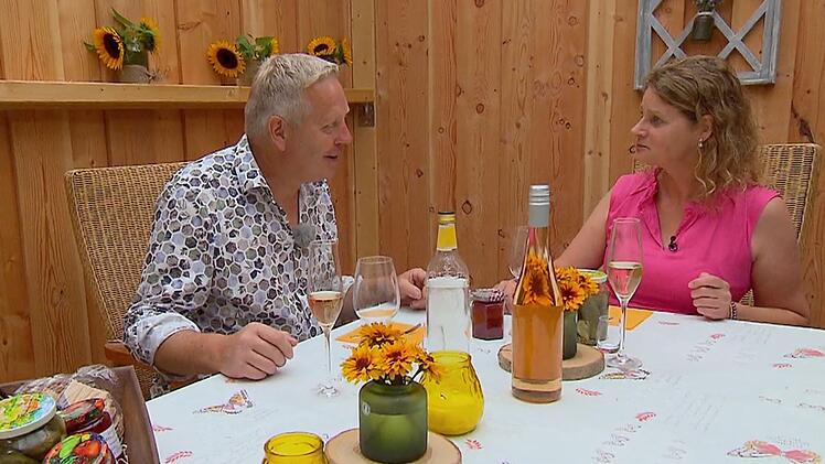 Hofdame Carola flirtet forsch mit Bauer Jörg.