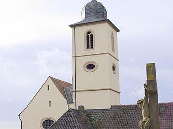 Die Substan des Turms und der Glockenstuhl der Auraer Klosterkirche sind noch intakt und müssen nur punktuell verstärkt werden. Die vier neuen Glocken können somit doch relativ bald schon installiert werden, eventuell sogar heute noch.  Foto: Winfried Ehling