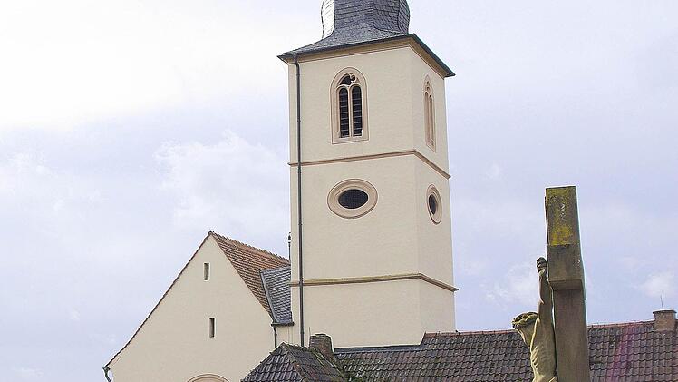 Die Substan des Turms und der Glockenstuhl der Auraer Klosterkirche sind noch intakt und müssen nur punktuell verstärkt werden. Die vier neuen Glocken können somit doch relativ bald schon installiert werden, eventuell sogar heute noch.  Foto: Winfried Ehling