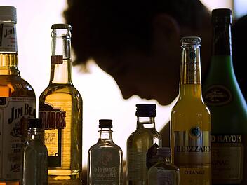 Die Meldung über eine leblose Person in Bad Staffelstein ging am Dienstag bei der Polizei ein - wie sich herausstellte, war nur zu viel Alkohol im Spiel . Symbolbild Foto: Jens Büttner dpa/lsw