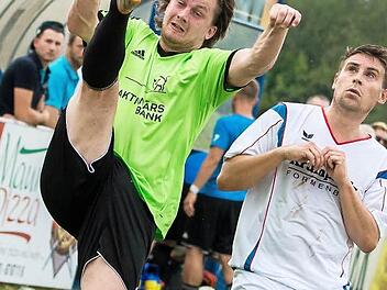 So sehr sich der ATS Kulmbach (links Timo Horn) auch streckte - zur Heimpremiere musste er sich dem FC Steinbach-Dürrenwaid (rechts Christian Klein) mit 2:4 geschlagen geben. Foto: Alexander Muck