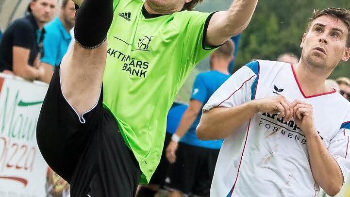 So sehr sich der ATS Kulmbach (links Timo Horn) auch streckte - zur Heimpremiere musste er sich dem FC Steinbach-Dürrenwaid (rechts Christian Klein) mit 2:4 geschlagen geben. Foto: Alexander Muck