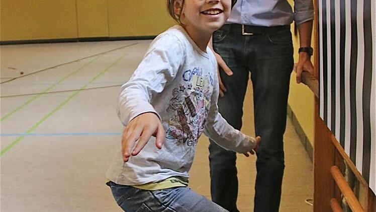 Die optische Orientierung vor einer bewegten Streifenwand nimmt die Standfestigkeit.