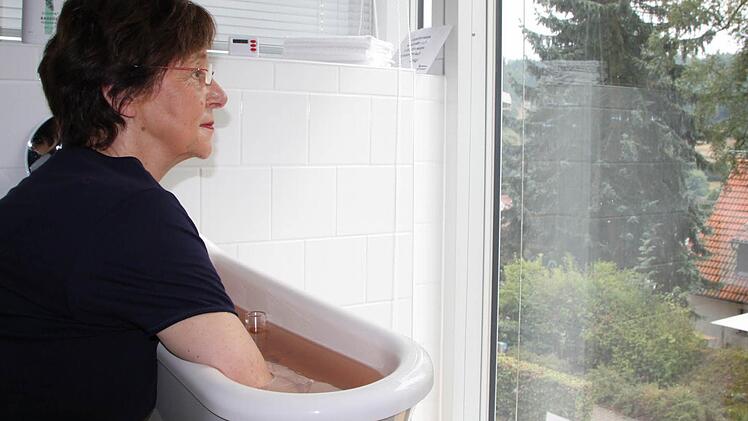 Gudrun Besten aus Köln kommt seit 15 Jahren regelmäßig nach Bad Brückenau. Das Kneippen gehört für sie zur gesundheitlichen Vorbeugung. Foto: Ulrike Müller