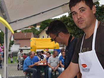 Hier stehen Manuel Wehner (links) und Christian Rost an den Grills, zwei Papas, deren Kinder beim TSV Wollbach turnen. Erstmals hatte der Sportverein beim Herbstmarkt fürs leibliche Wohl an der Parkscheune gesorgt - und damit auch gewonnen. Foto: Kathrin Kupka-Hahn