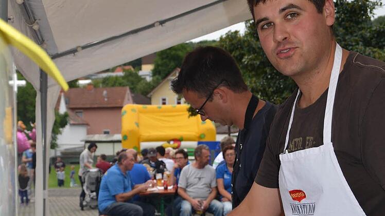 Hier stehen Manuel Wehner (links) und Christian Rost an den Grills, zwei Papas, deren Kinder beim TSV Wollbach turnen. Erstmals hatte der Sportverein beim Herbstmarkt fürs leibliche Wohl an der Parkscheune gesorgt - und damit auch gewonnen. Foto: Kathrin Kupka-Hahn
