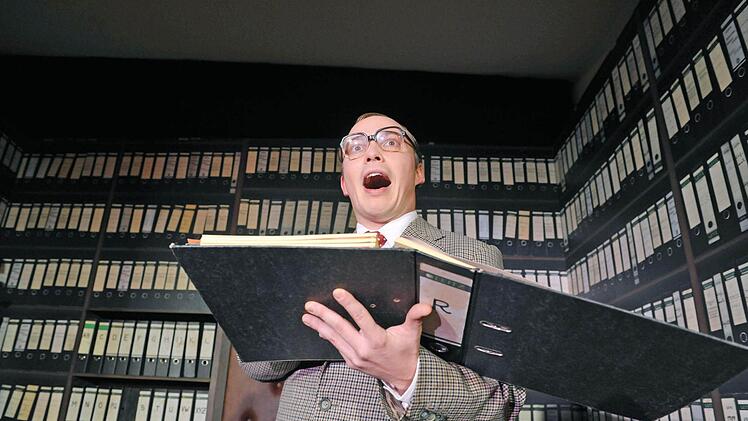 Szene aus dem Heinz-Erhardt-Abend des Coburger Landestheaters mit Ingo Paulick.Foto: Andrea Kremper