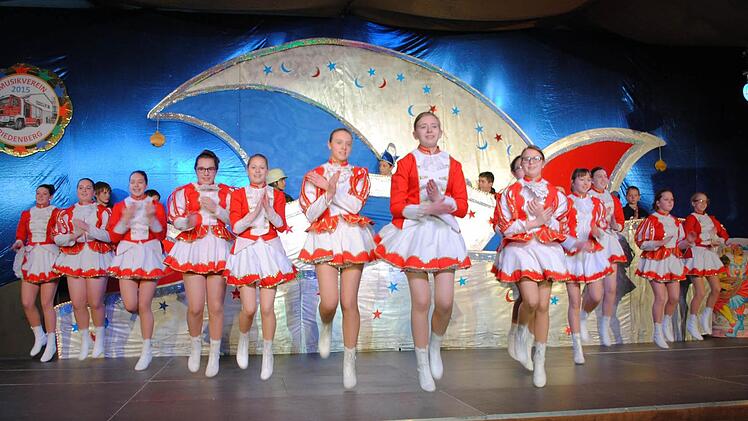 Die Mädchen der sieben Tanzformationen, die schon monatelang trainieren, können wohl nur auf einen Auftritt in der Session 2016/17 hoffen. Die se Session bleibt ihnen das Riedenberger Terrain wohl verwehrt. Foto: Evelyn Schneider