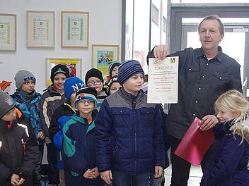 Siegbert Jakob, Beauftragter für das Schullandheimwerk Oberfranken, überreichte den Schülersprechern Leni und Felix der Grundschule Wilhelmsthal, eine Urkunde sowie einen Gutschein als Belohnung für das beste Sammelergebnis im Landkreis Kronach.  Foto: Heike Schülein