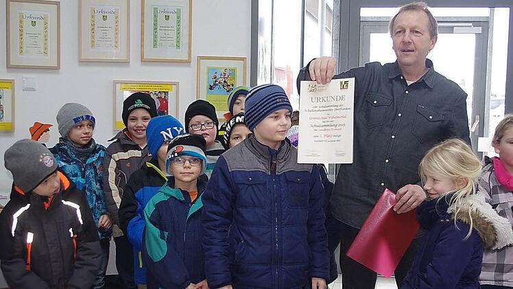 Siegbert Jakob, Beauftragter für das Schullandheimwerk Oberfranken, überreichte den Schülersprechern Leni und Felix der Grundschule Wilhelmsthal, eine Urkunde sowie einen Gutschein als Belohnung für das beste Sammelergebnis im Landkreis Kronach.  Foto: Heike Schülein