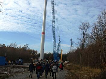 Noch im Dezember gingen die drei Windräder westlich der Schwarzen Pfütze ans Netz. Bei einem "Tag der offenen Tür" konnten die Bewohner eine der Anlagen aus der Nähe betrachten. Sie erfuhren Details zu Bau und Betrieb von Geschäftsführer Joachim Martini (Energieallianz Bayern). Foto: Stefan Geiger