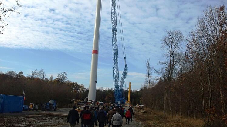 Noch im Dezember gingen die drei Windräder westlich der Schwarzen Pfütze ans Netz. Bei einem "Tag der offenen Tür" konnten die Bewohner eine der Anlagen aus der Nähe betrachten. Sie erfuhren Details zu Bau und Betrieb von Geschäftsführer Joachim Martini (Energieallianz Bayern). Foto: Stefan Geiger