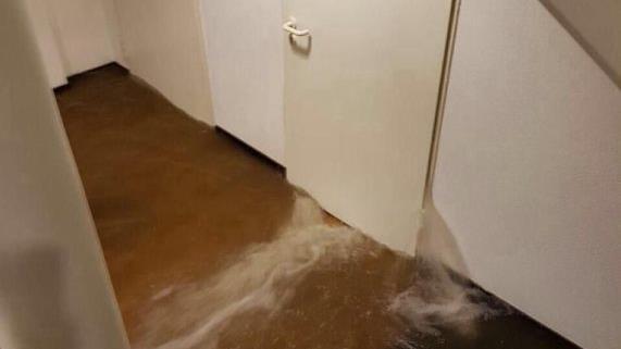 Beim  Unwetter am 3. Juni 2017 flutete die braune Brühe das Achat-Hotel.  Foto: Achat-Hotel