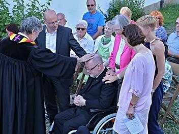 Pfarrer Bernd Grosser segnete Pfarrer i.R, Dietmar Lorentzen, aus Anlass des Jahrestages seiner Ordination vor 50 Jahren im Kreise seiner Familie.  Helmut Will