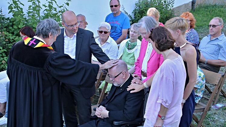 Pfarrer Bernd Grosser segnete Pfarrer i.R, Dietmar Lorentzen, aus Anlass des Jahrestages seiner Ordination vor 50 Jahren im Kreise seiner Familie.  Helmut Will