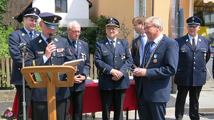 Oliver Flake verleiht Paul Steins das Ehrenkreuz des Bayerischen Feuerwehrverbandes Foto: Dagmar Niemann