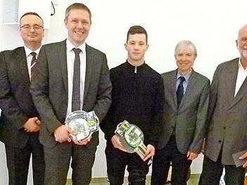 Eine Schlüsselübergabe fand nicht statt. Stattdessen wurde eine Tischtennisausrüstung überreicht (vonlinks): Uwe Dörfer, Jochen Langbein, Marco Steiner, Luca Lichtenstein, Thomas Engel, Christoph Gatz, Matthias Hanstein.  Foto: Lothar Weidner