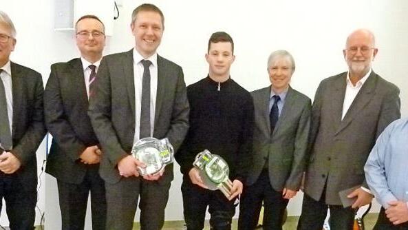 Eine Schlüsselübergabe fand nicht statt. Stattdessen wurde eine Tischtennisausrüstung überreicht (vonlinks): Uwe Dörfer, Jochen Langbein, Marco Steiner, Luca Lichtenstein, Thomas Engel, Christoph Gatz, Matthias Hanstein.  Foto: Lothar Weidner