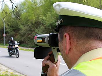 Polizei kontrolliert mit Laserpistole