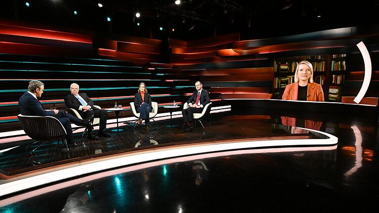 Markus Lanz (linls) diskutierte am Dienstagabend mit CDU-Politiker J&uuml;rgen Hardt (zweiter von links), Journalistin Kristin Helberg (Mitte), Milit&auml;r-Experte Matthias Strohn (zweiter von rechts) und Politologin Cathryn Cl&uuml;ver Ashbrook.