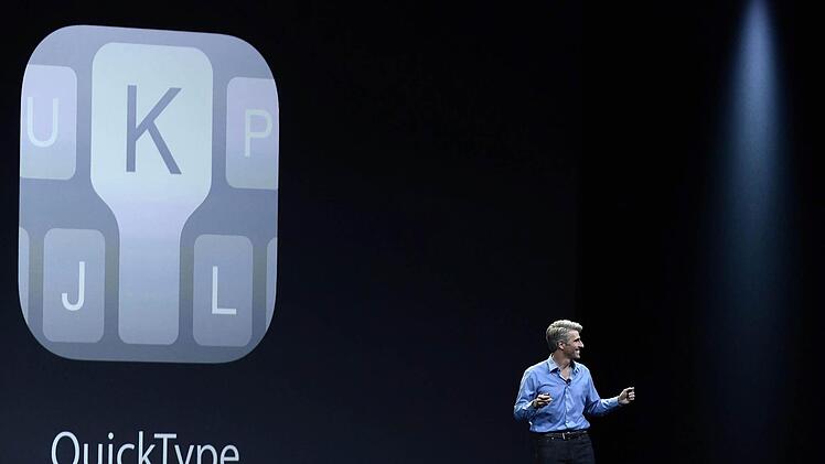 Software-Chef Craig Federighi stellt einige neue Funktionen von iOS 8 vor. Foto: John G. Mabanglo/dpa