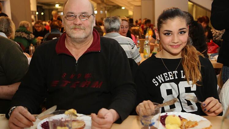 Ralf Schubert war bisher immer beim Benefiz-Dinner der Brose Baskets. Ihm hat es auch dieses Jahr wie auch Burcu Nergiz geschmeckt. Foto: Barbara Herbst