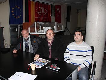 In der Yunus-Emre-Moschee in Forchheim (v. l.): Ökcün Muharrem, Vorbeter Yusuf Aksit und Zafer Arap, der stellvertretende Gemeindevorsitzende Foto: Peter Groscurth