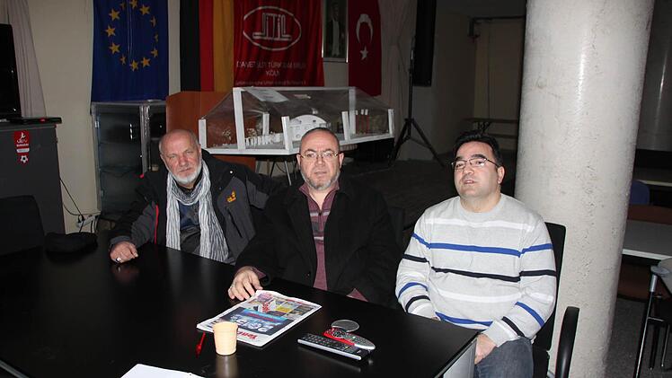 In der Yunus-Emre-Moschee in Forchheim (v. l.): Ökcün Muharrem, Vorbeter Yusuf Aksit und Zafer Arap, der stellvertretende Gemeindevorsitzende Foto: Peter Groscurth