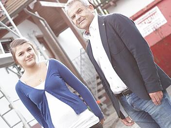 Maria Biondolillo und Bürgermeister Ludwig Nagel vor dem Haus, in das am 8. Juli der Blitz eingeschlagen hat.  Foto: Sarah Dann